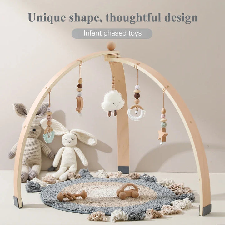 Holz-Aktivitätsbogen für Babys mit bunten Hängespielzeugen zur Förderung von Motorik und sensorischen Fähigkeiten.