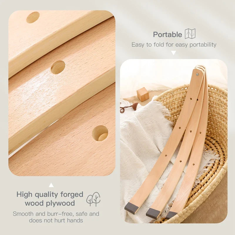 Holz-Aktivitätsbogen für Babys mit bunten Hängespielzeugen zur Förderung von Motorik und sensorischen Fähigkeiten.