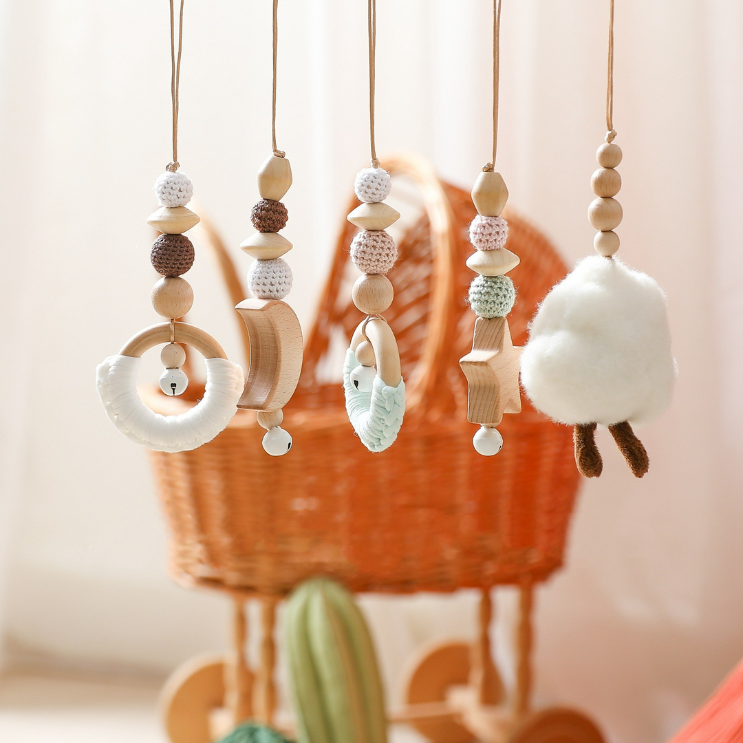 Holz-Aktivitätsbogen für Babys mit bunten Hängespielzeugen zur Förderung von Motorik und sensorischen Fähigkeiten.