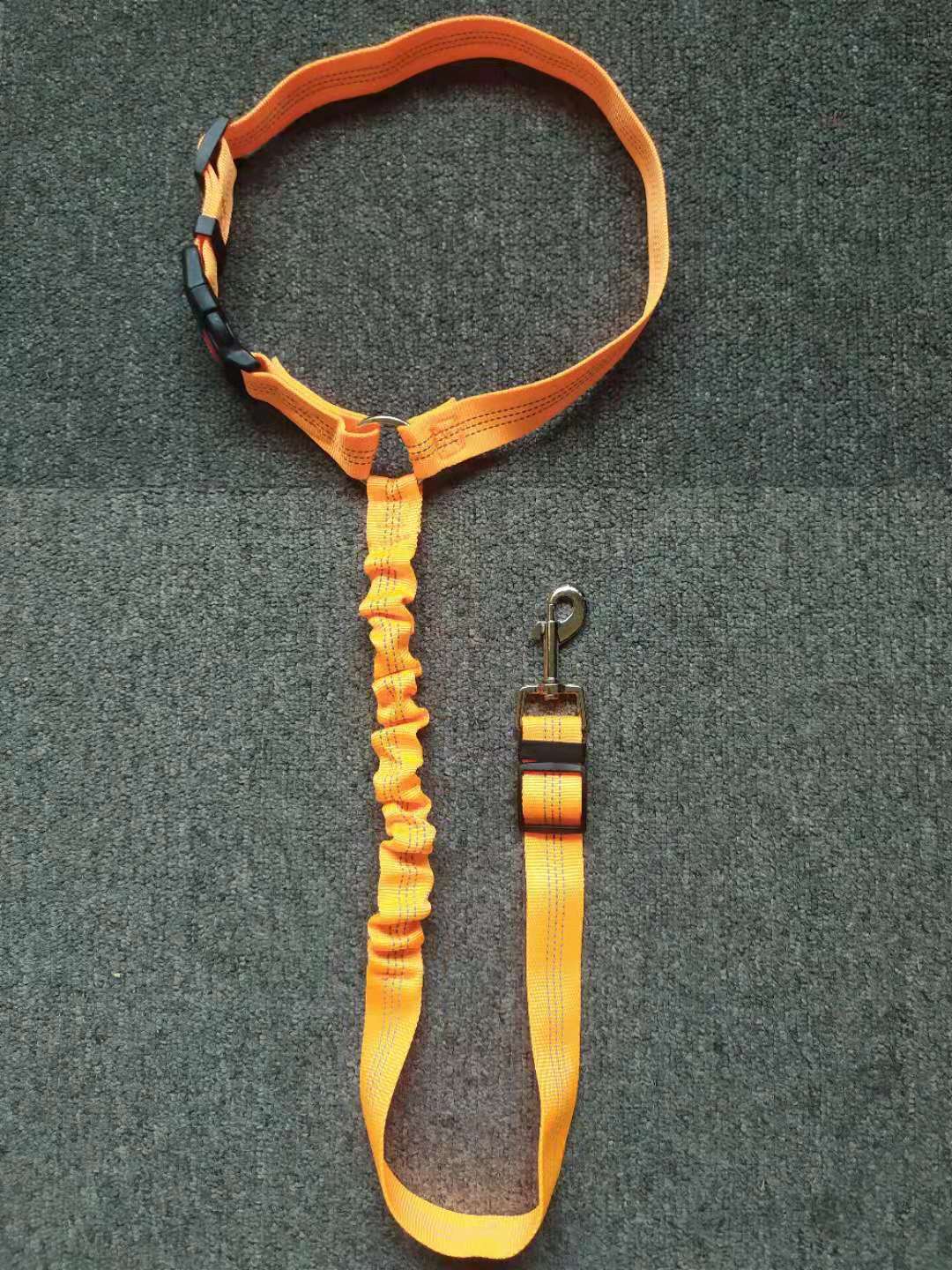 Hunde Auto Sicherheitsgurt, verstellbar, vielseitige Farben, 360-Grad-Karabiner, für sichere und bequeme Autofahrten.