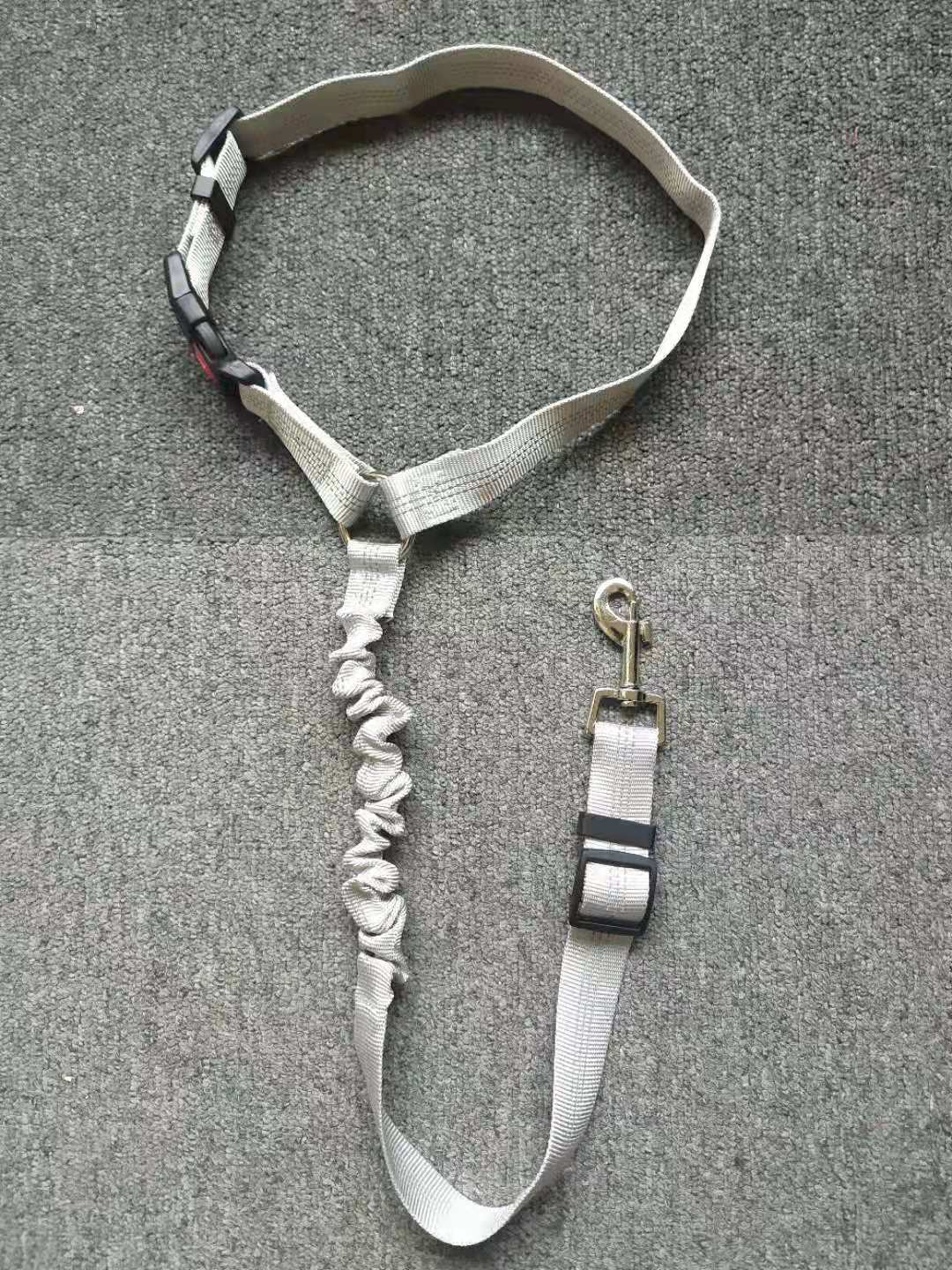 Hunde Auto Sicherheitsgurt, verstellbar, vielseitige Farben, 360-Grad-Karabiner, für sichere und bequeme Autofahrten.