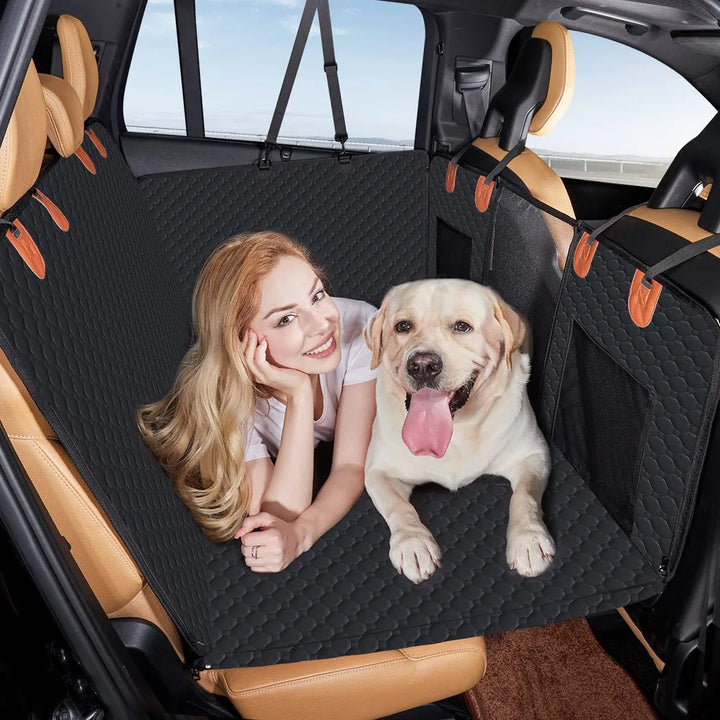 Hunde Autoschutzmatte mit Hartboden, Sicherheitswänden und Memory-Schaum für Komfort und Sauberkeit im Auto.