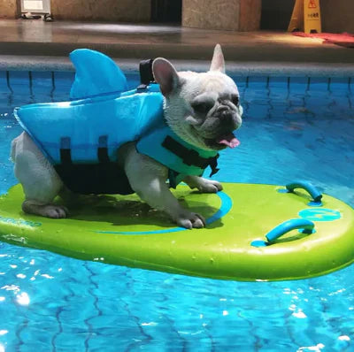 "Hundeschwimmweste mit Hai-Flosse, blauer Stoff, verstellbare Gurte, für Sicherheit im Wasser, für Hunde aller Größen."