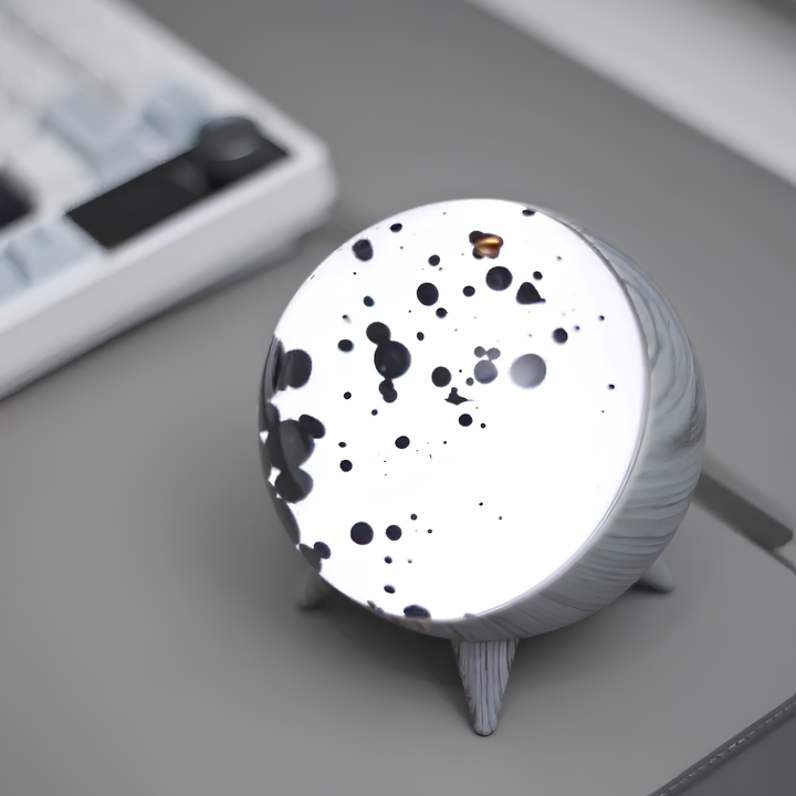 "Hypnotisierendes, musikreaktives Ferrofluid-Display mit schwarzer Flüssigkeit in Bewegung für stilvolle Lichtdekoration"