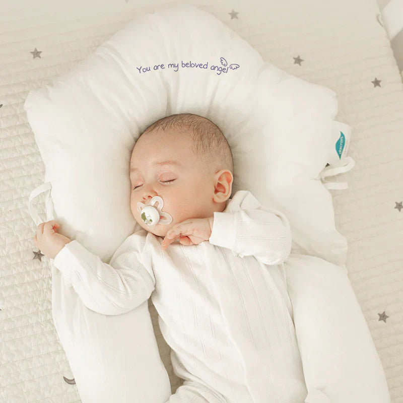Hypoallergenes Baby-Kopfkissen, weich und atmungsaktiv, bietet ergonomische Unterstützung für gesunden Schlaf.