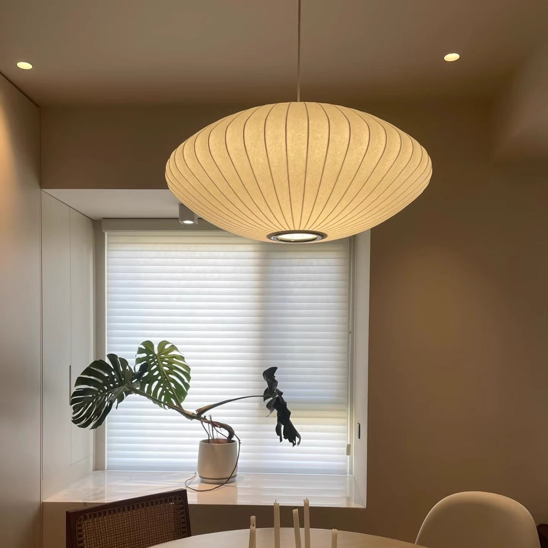 Elegante Seiden-Hängeleuchte mit Kristallen