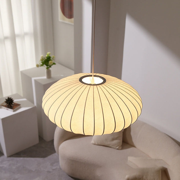 Elegante Seiden-Hängeleuchte mit Kristallen