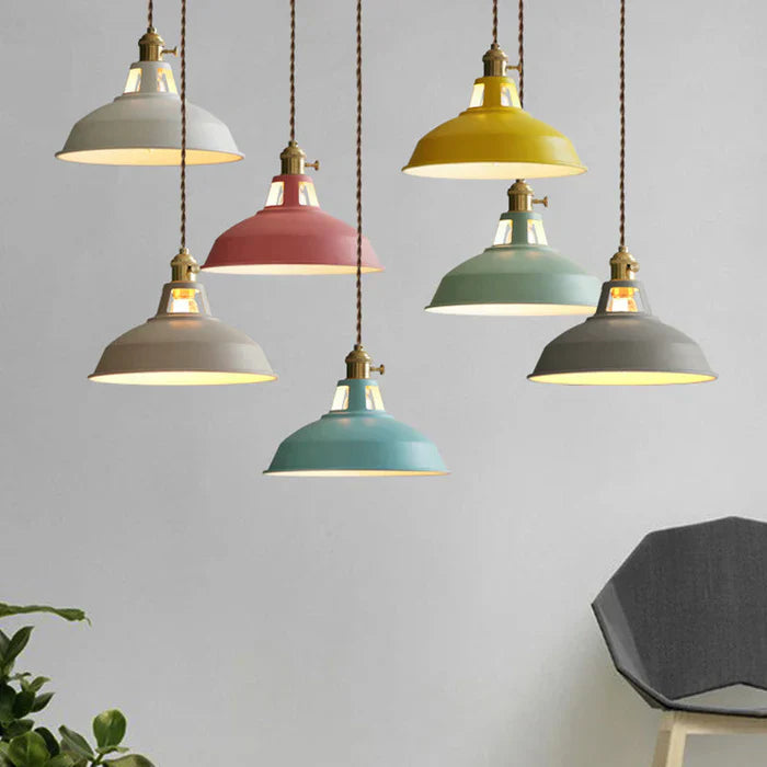 Industrielle Retro-Hängelampe aus Metall in Grau, Frontansicht, vielseitig einsetzbar für Esszimmer, robust und dekorativ.