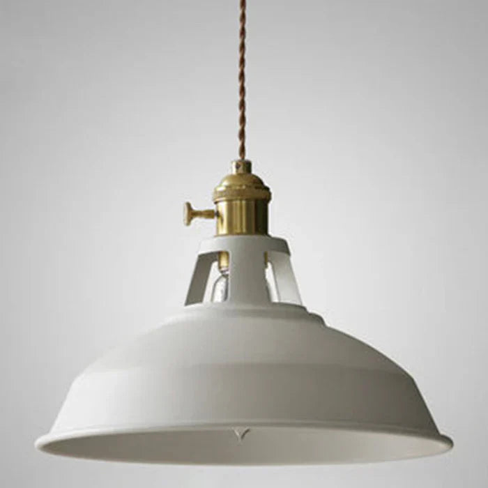 Industrielle Retro-Hängelampe aus Metall in Grau, Frontansicht, vielseitig einsetzbar für Esszimmer, robust und dekorativ.