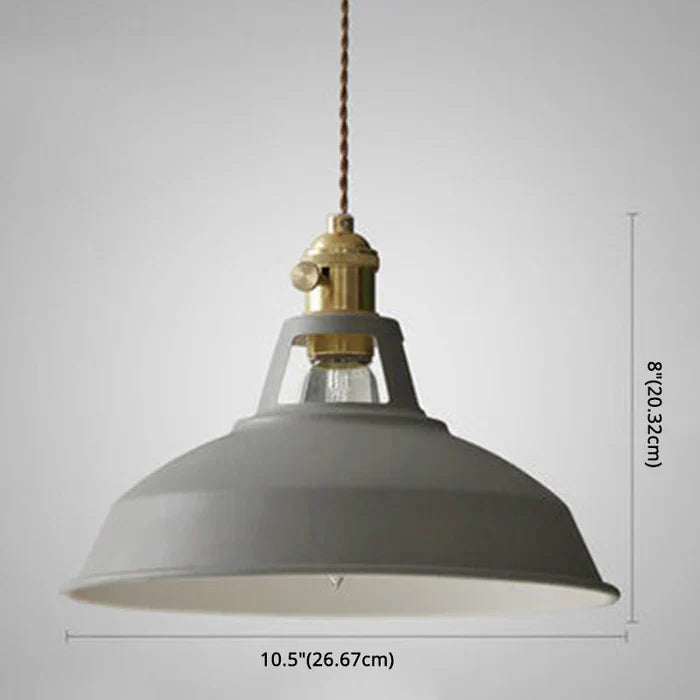 Industrielle Retro-Hängelampe aus Metall in Grau, Frontansicht, vielseitig einsetzbar für Esszimmer, robust und dekorativ.