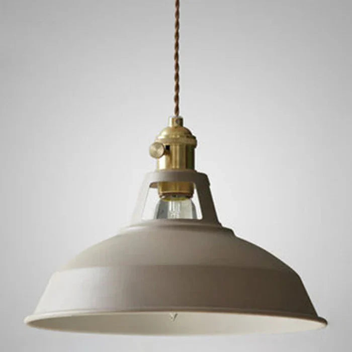 Industrielle Retro-Hängelampe aus Metall in Grau, Frontansicht, vielseitig einsetzbar für Esszimmer, robust und dekorativ.