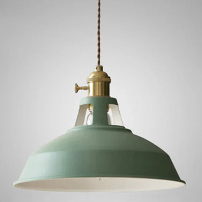 Industrielle Retro-Hängelampe aus Metall in Grau, Frontansicht, vielseitig einsetzbar für Esszimmer, robust und dekorativ.