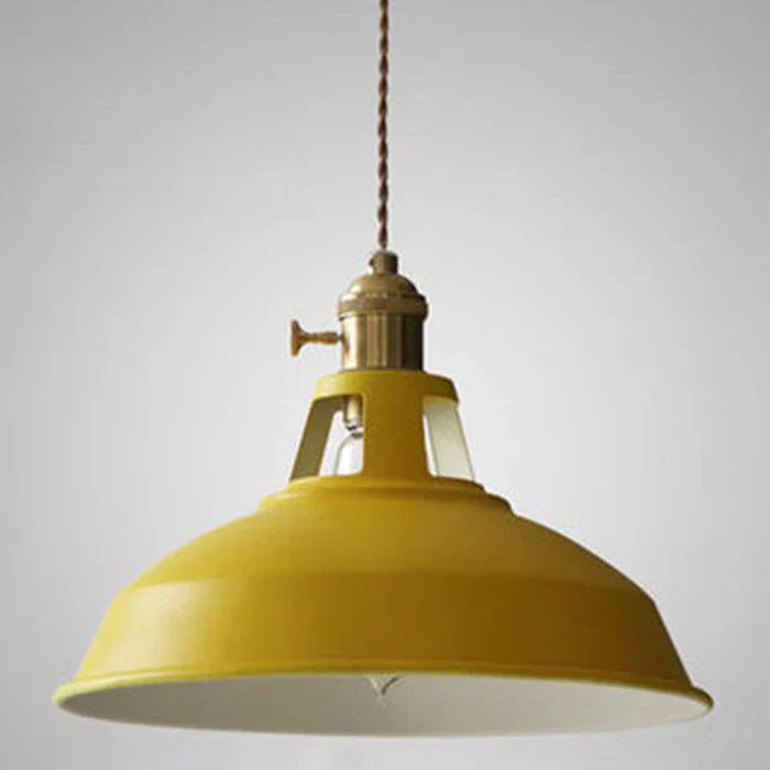 Industrielle Retro-Hängelampe aus Metall in Grau, Frontansicht, vielseitig einsetzbar für Esszimmer, robust und dekorativ.