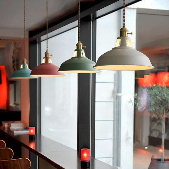 Industrielle Retro-Hängelampe aus Metall in Grau, Frontansicht, vielseitig einsetzbar für Esszimmer, robust und dekorativ.