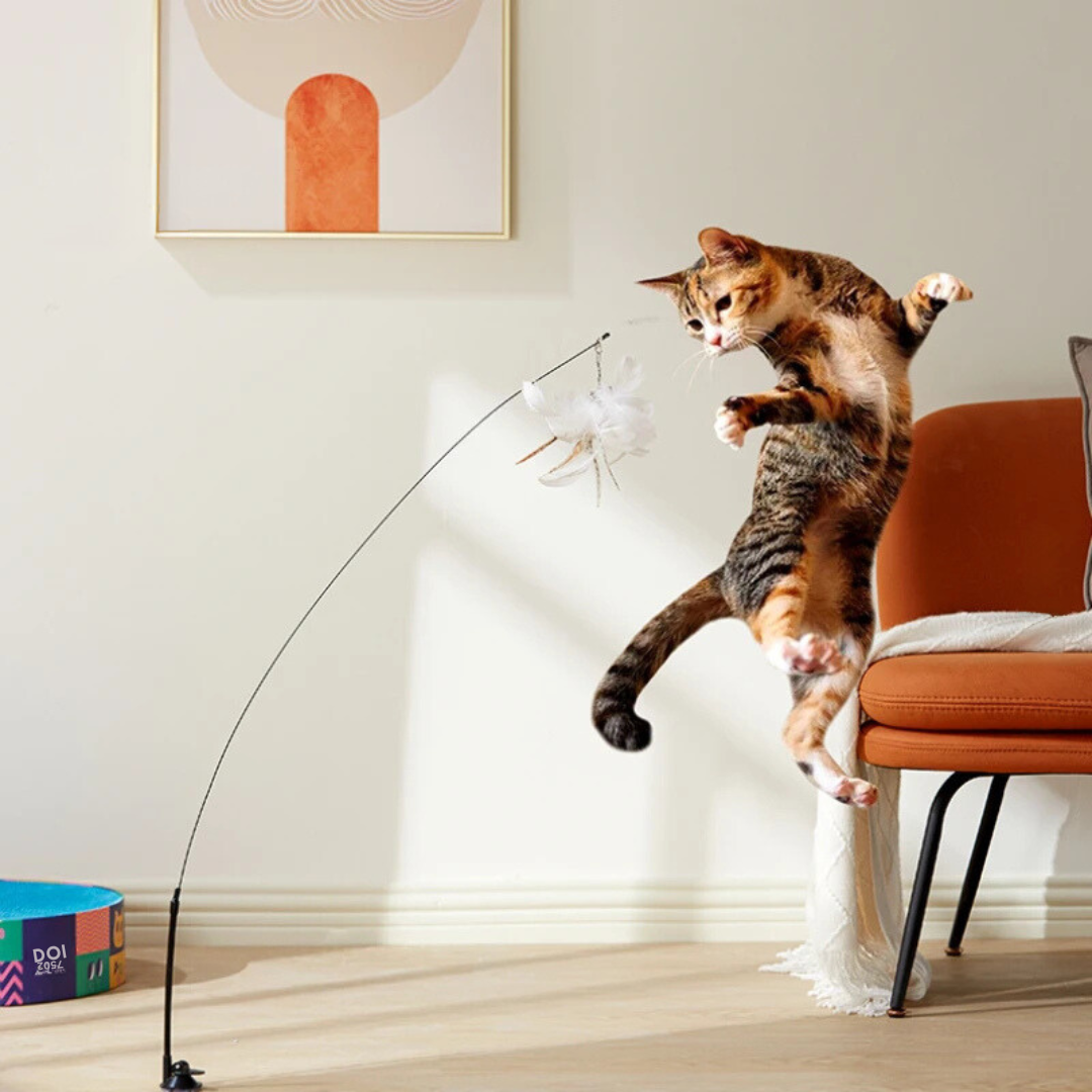 Interaktives Katzenspielzeug mit bunten Federn im realistischen Vogeldesign, simuliert unvorhersehbare Bewegungen.
