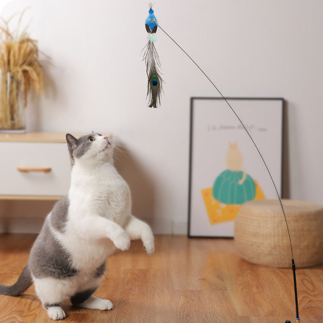 Interaktives Katzenspielzeug mit bunten Federn im realistischen Vogeldesign, simuliert unvorhersehbare Bewegungen.