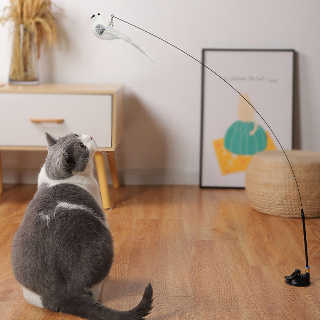 Interaktives Katzenspielzeug mit bunten Federn im realistischen Vogeldesign, simuliert unvorhersehbare Bewegungen.