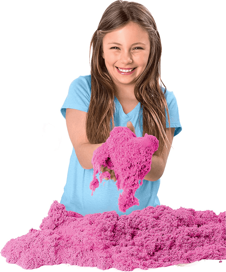 "Interaktives kinetisches Sandspielzeug für Kinder, fördert Kreativität, beigefarbener Sand und bunte Förmchen, ab 3 Jahren."