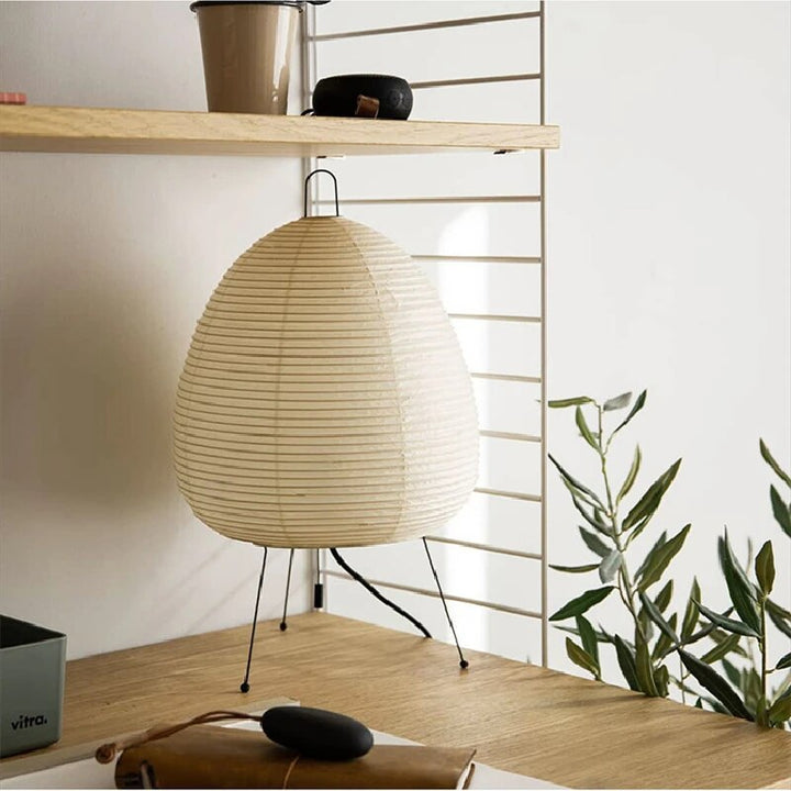 Japanische Tischlampe mit Reispapier, strahlt warmes, diffuses Licht aus, elegantes und zeitloses Design für Innenräume.