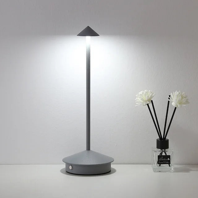 "Kabellose, dimmbare LED-Spikelight, wetterfest, elegantes Design, ideal für Innen- und Außenbeleuchtung, USB-ladefähig."