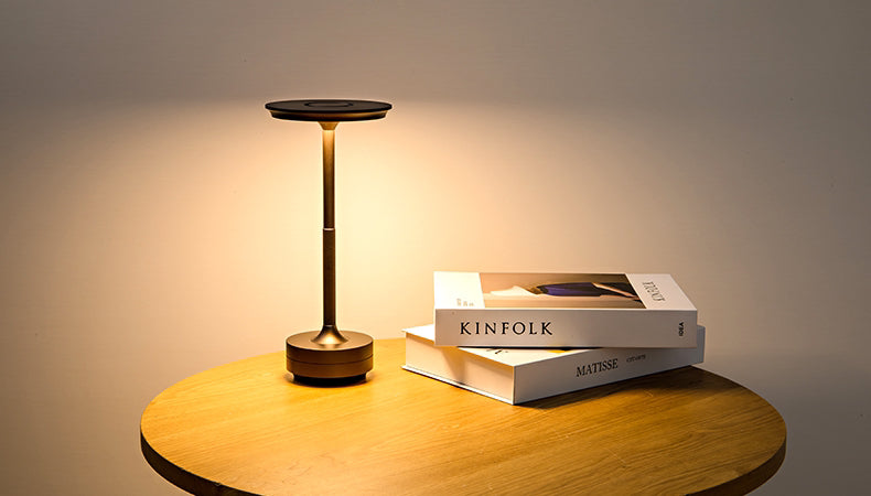"Kabellose, dimmbare Luxus-LED-Tischlampe aus Aluminium mit modernem Design, ideal für stilvolle Raumbeleuchtung."