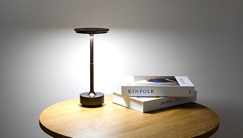 "Kabellose, dimmbare Luxus-LED-Tischlampe aus Aluminium mit modernem Design, ideal für stilvolle Raumbeleuchtung."