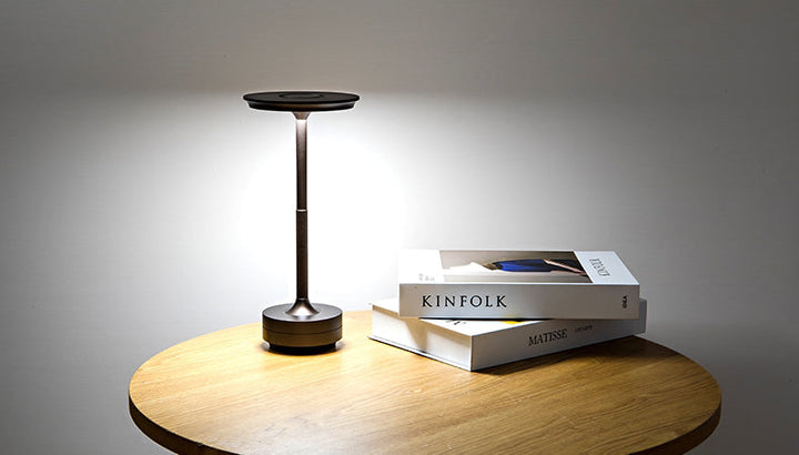 "Kabellose, dimmbare Luxus-LED-Tischlampe aus Aluminium mit modernem Design, ideal für stilvolle Raumbeleuchtung."