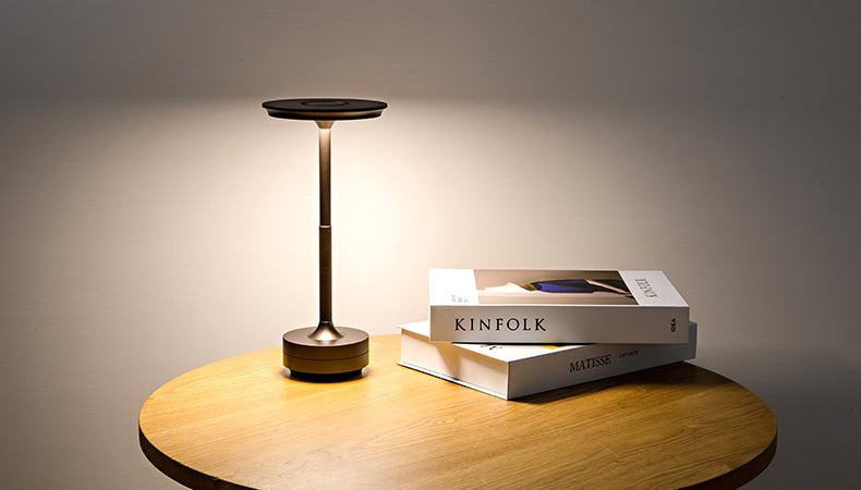 "Kabellose, dimmbare Luxus-LED-Tischlampe aus Aluminium mit modernem Design, ideal für stilvolle Raumbeleuchtung."