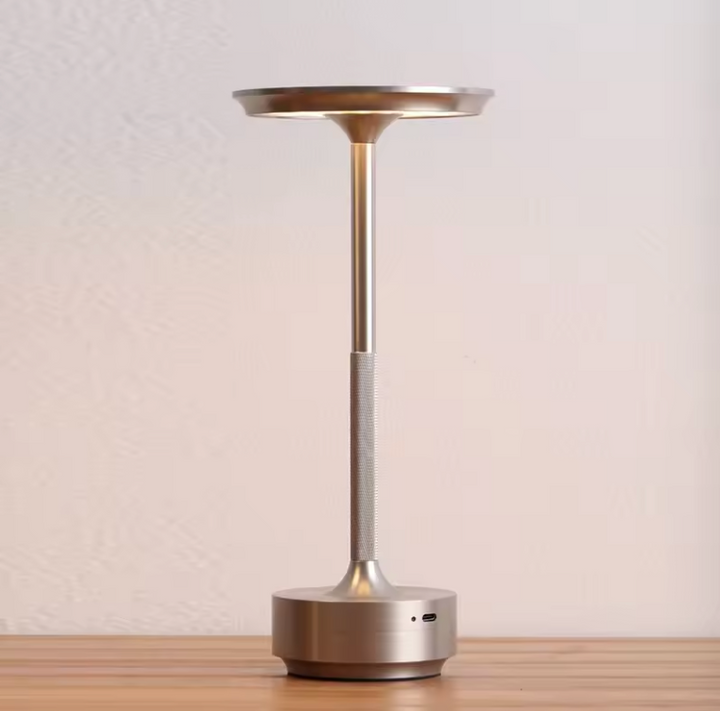 "Kabellose, dimmbare Luxus-LED-Tischlampe aus Aluminium mit modernem Design, ideal für stilvolle Raumbeleuchtung."