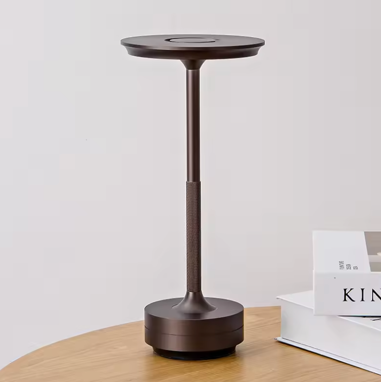"Kabellose, dimmbare Luxus-LED-Tischlampe aus Aluminium mit modernem Design, ideal für stilvolle Raumbeleuchtung."