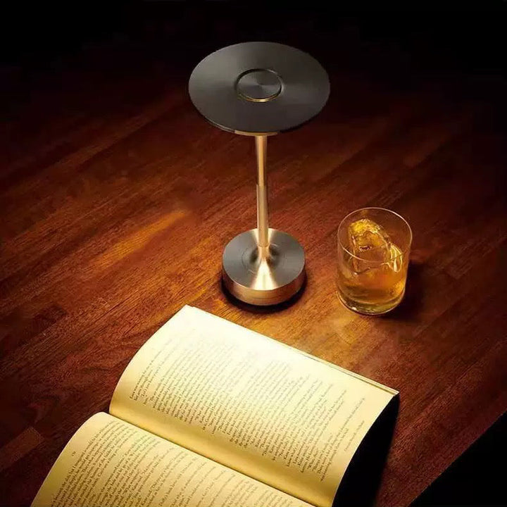 "Kabellose, dimmbare Luxus-LED-Tischlampe aus Aluminium mit modernem Design, ideal für stilvolle Raumbeleuchtung."