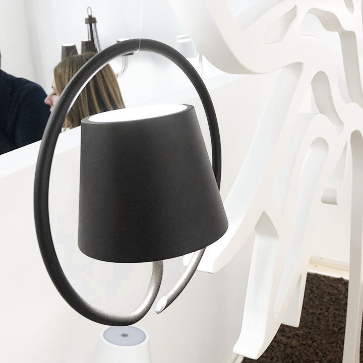 "Kabellose LED-Hängelampe für Innen- und Außenbereich, modernes Design, warmes Licht, Touch-Dim-Funktion und USB-Aufladung."