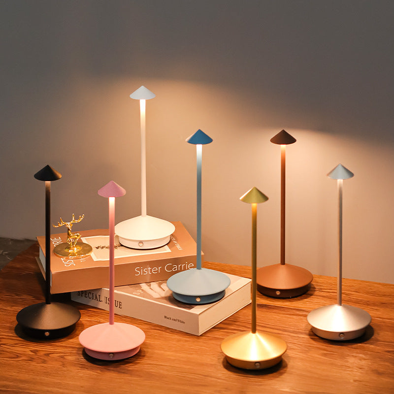 "Kabellose LED Tischlampe mit dimmbarem Touchlicht und modernem Design, ideal für flexible, stilvolle Beleuchtung."