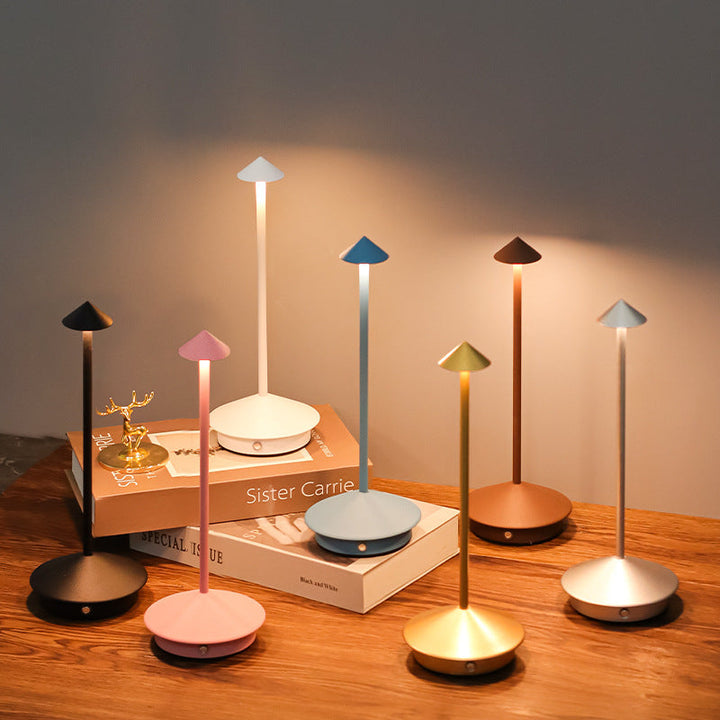 "Kabellose LED Tischlampe mit dimmbarem Touchlicht und modernem Design, ideal für flexible, stilvolle Beleuchtung."