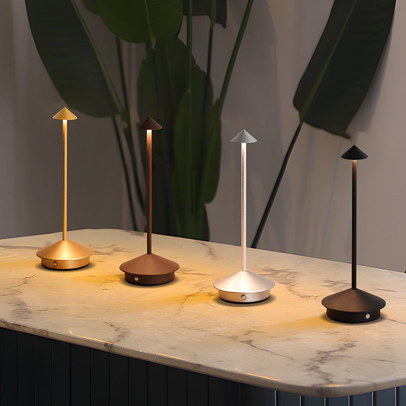 "Kabellose LED Tischlampe mit dimmbarem Touchlicht und modernem Design, ideal für flexible, stilvolle Beleuchtung."