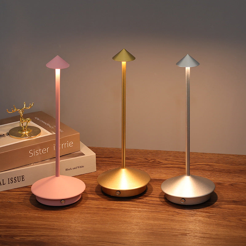 "Kabellose LED Tischlampe mit dimmbarem Touchlicht und modernem Design, ideal für flexible, stilvolle Beleuchtung."