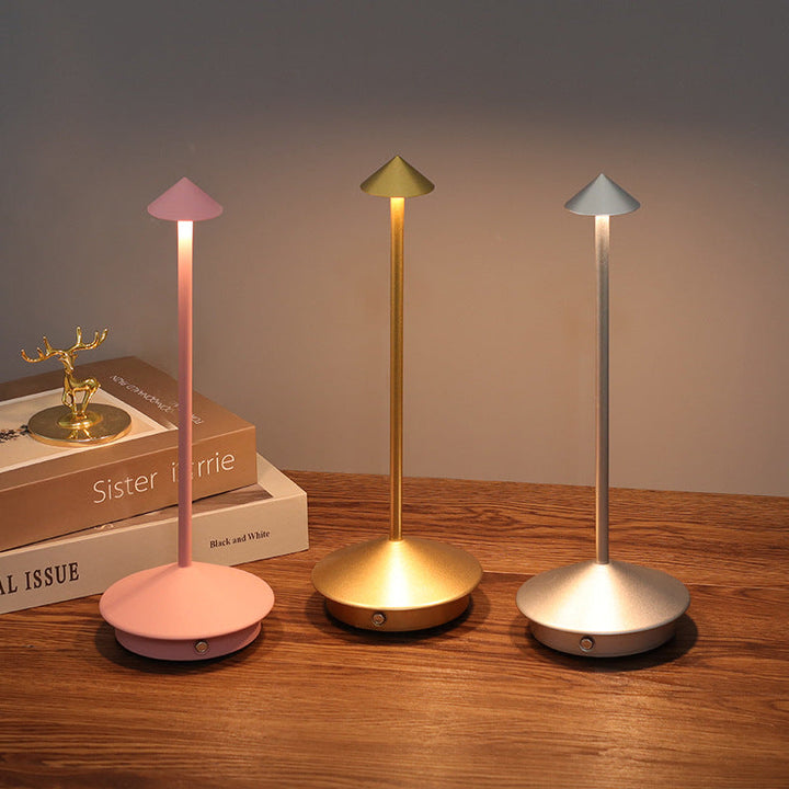 "Kabellose LED Tischlampe mit dimmbarem Touchlicht und modernem Design, ideal für flexible, stilvolle Beleuchtung."
