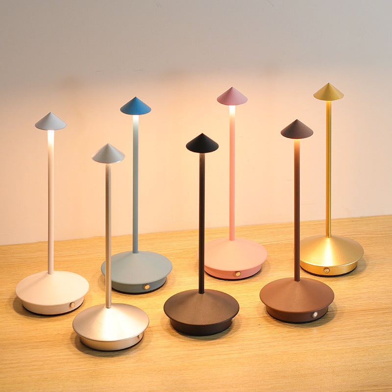 "Kabellose LED Tischlampe mit dimmbarem Touchlicht und modernem Design, ideal für flexible, stilvolle Beleuchtung."