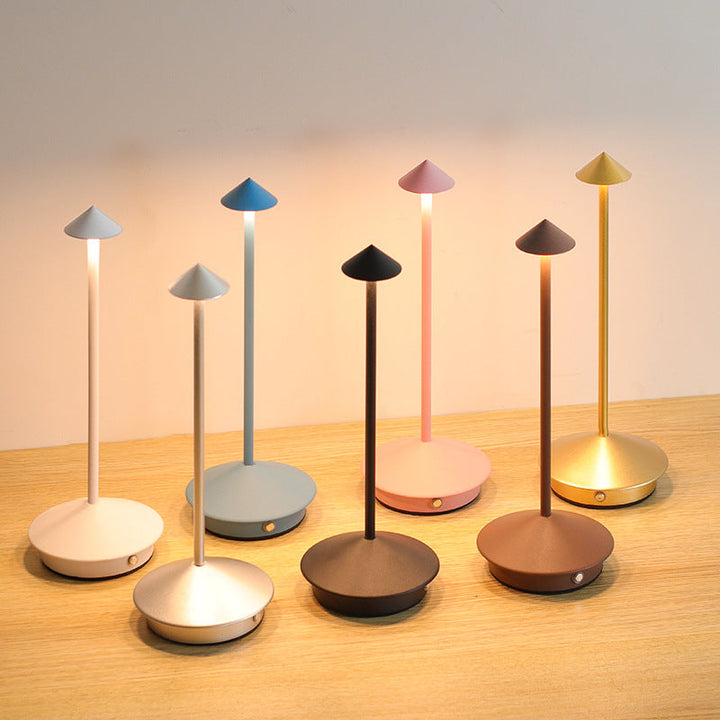 "Kabellose LED Tischlampe mit dimmbarem Touchlicht und modernem Design, ideal für flexible, stilvolle Beleuchtung."