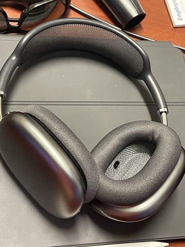 Kabellose Over-Ear-Kopfhörer mit Geräuschunterdrückung und gepolsterten Ohrmuscheln für optimalen Komfort und Klanggenuss.