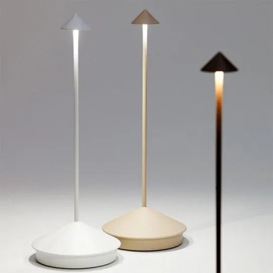 Kabellose wasserdichte LED Tischlampe mit Touch-Steuerung für drinnen und draußen, minimalistisch, in modernem Design.