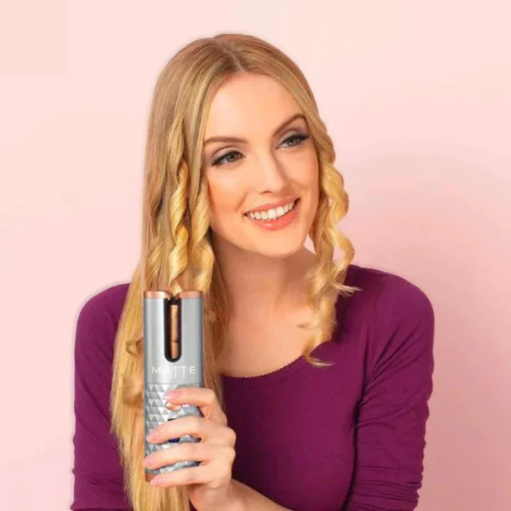 "Kabelloser Lockenstyler in Aktion, erzeugt perfekte Locken, kabellos & wiederaufladbar, Beauty & Health Produkt"