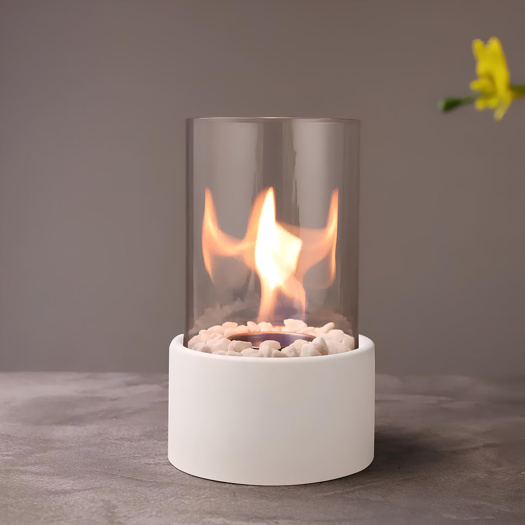 "Klassische Öl Lampe mit Glaszylinder, Metallrahmen, moderne Tischlampe für stilvolle Beleuchtung und Ambiente im Raum."