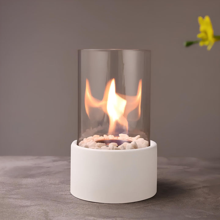 "Klassische Öl Lampe mit Glaszylinder, Metallrahmen, moderne Tischlampe für stilvolle Beleuchtung und Ambiente im Raum."