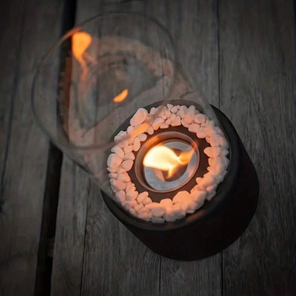 "Klassische Öl Lampe mit Glaszylinder, Metallrahmen, moderne Tischlampe für stilvolle Beleuchtung und Ambiente im Raum."