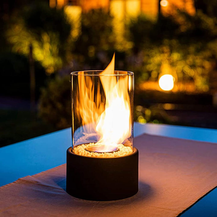 "Klassische Öl Lampe mit Glaszylinder, Metallrahmen, moderne Tischlampe für stilvolle Beleuchtung und Ambiente im Raum."