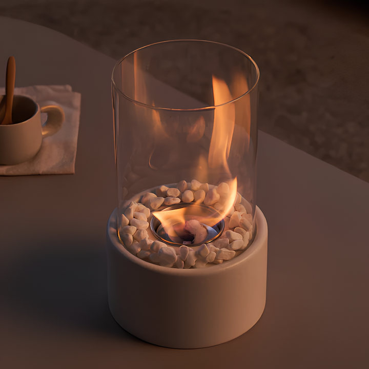 "Klassische Öl Lampe mit Glaszylinder, Metallrahmen, moderne Tischlampe für stilvolle Beleuchtung und Ambiente im Raum."
