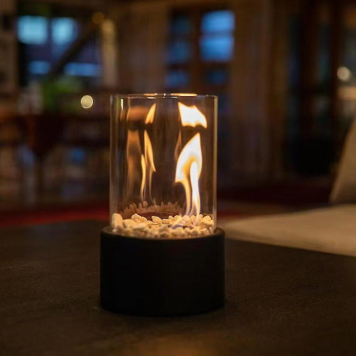 "Klassische Öl Lampe mit Glaszylinder, Metallrahmen, moderne Tischlampe für stilvolle Beleuchtung und Ambiente im Raum."
