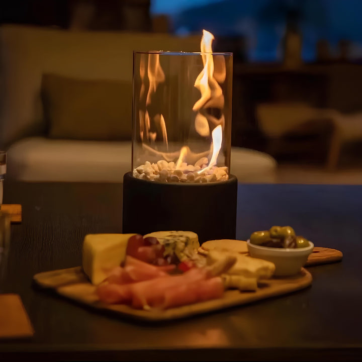 "Klassische Öl Lampe mit Glaszylinder, Metallrahmen, moderne Tischlampe für stilvolle Beleuchtung und Ambiente im Raum."