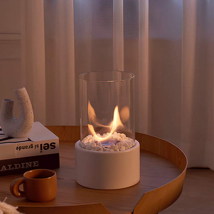 "Klassische Öl Lampe mit Glaszylinder, Metallrahmen, moderne Tischlampe für stilvolle Beleuchtung und Ambiente im Raum."